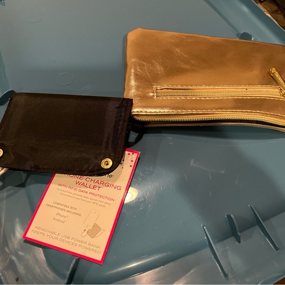 Gold clutch with charging system - Picture 3 of 9